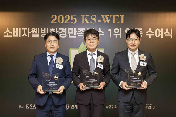 함성수 KCC 유통도료 사업부장(상무), 조공훈 내외장재 사업부장(상무), 서호영 창호 사업부장(상무)가 2025 소비자웰빙환경만족지수(KS-WEI) 1위 수상 기념촬영을 하고 있다. [사진=KCC]