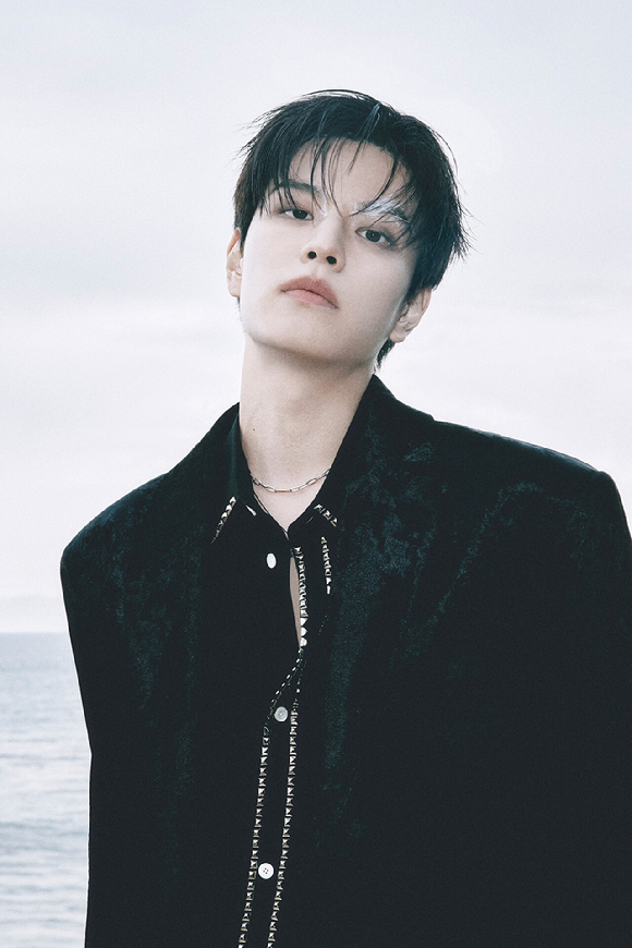 스트레이 키즈 승민·아이엔, 바다 위 &apos;현대판 신선&apos;…신비로운 비주얼