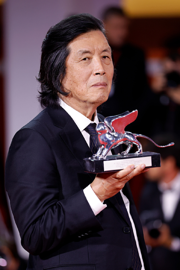 이창동 감독이 넷플릭스 영화 '가능한 사랑'으로 제83회 베니스국제영화제 폐막식에서 은사자상(심사위원대상)을 수상했다. [사진=넷플릭스]