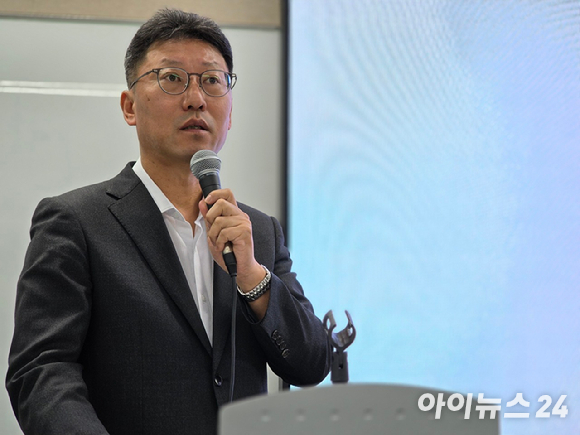 24일 오전 서울 중구 삼화타워에서 열린 SK텔레콤 유심(USIM) 일부 정보 유출 관련 브리핑에서 김희섭 SK텔레콤 PR센터장이 발표하고 있다. [사진=안세준 기자]