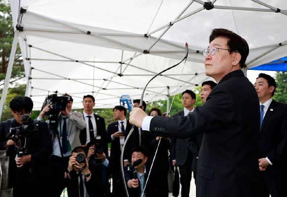 이재명 대통령이 28일 충남 아산 현충사에서 열린 대통령기 전국 궁도대회에서 활시위를 당기고 있다. 2026.4.28 [사진=연합뉴스/청와대통신사진기자단]