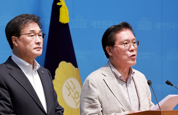 17일 국회에서 열린 외교통일위원회 전체회의에서 송석준 위원장이 2026년도 국정감사계획서 채택의 건을 의결하고 있다. 2026.9.17 [사진=연합뉴스]