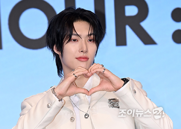 그룹 에이티즈 민기가 12일 오후 서울 마포구 호텔 나루 서울 엠갤러리에서 열린 미니 12집 '골든 아워 : 파트 3'(GOLDEN HOUR : Part.3) 앨범 발매 기념 기자간담회에서 포즈를 취하고 있다. [사진=곽영래 기자]