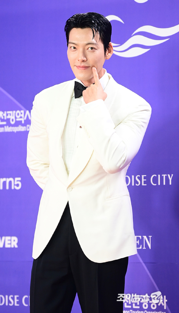 '다 이루어질지니' 배우 김우빈이&nbsp;31일 오후&nbsp;인천시 영종구 운서동 파라다이스시티에서 열린&nbsp;제5회 청룡시리즈어워즈&nbsp;레드카펫 행사에 참석하고 있다. [사진=정소희 기자]