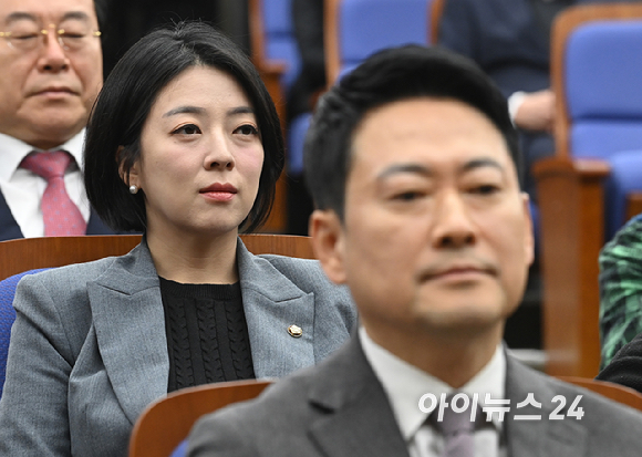 국민의힘 장동혁 대표와 배현진 의원이 23일 서울 여의도 국회에서 열린 의원총회에 참석하고 있다. [사진=곽영래 기자]