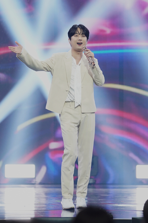 이찬원, &apos;아는형님&apos; 500회 깜짝 등장⋯&apos;진또배기&apos; 무대 환호