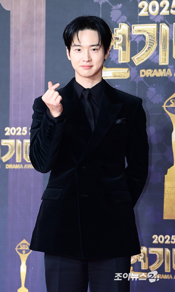 '사마귀' 배우 장동윤이 31일 오후 서울 마포구 상암동 SBS 프리즘타워에서 열린&nbsp;2025 SBS 연기대상&nbsp;레드카펫 행사에 참석하고 있다. [사진=정소희 기자]