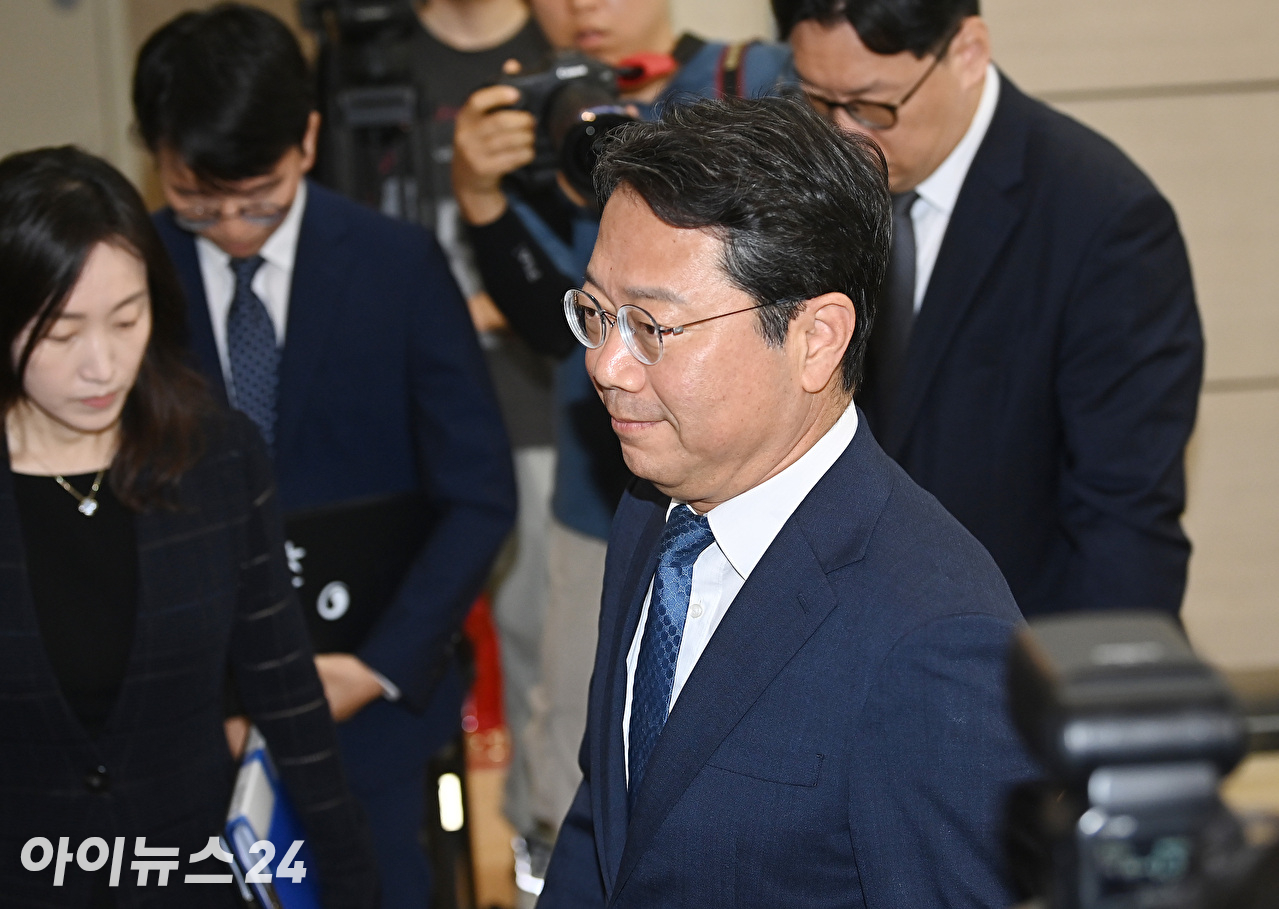 김승원 법무부 장관 후보자가 3일 오전 서울 종로구 적선현대빌딩에 마련된 인사청문회 준비사무실로 출근하고 있다. [사진=곽영래 기자]