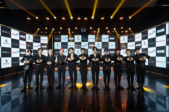 그룹 오메가엑스가 6일 첫 번째 싱글 ‘WHAT'S GOIN' ON’ 발매 기념 온라인 쇼케이스에서 포즈를 취하고 있다. [사진=스파이어엔터테인먼트]