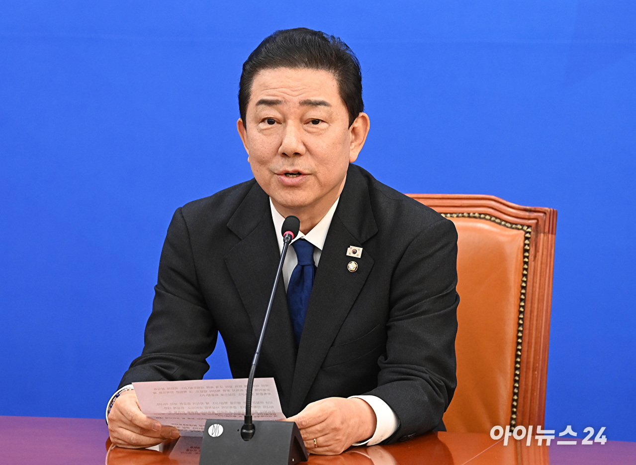 김병기 더불어민주당 원내대표가 30일 서울 여의도 국회에서 열린 원내대책회의에 사퇴의사를 밝히고 있다. [사진=곽영래 기자]