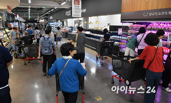 임시 휴업에 들어갔던 홈플러스가 재개장한 13일 오전 서울 홈플러스 강서점에서 시민들이 물건을 구매하고 있다. [사진=곽영래 기자]