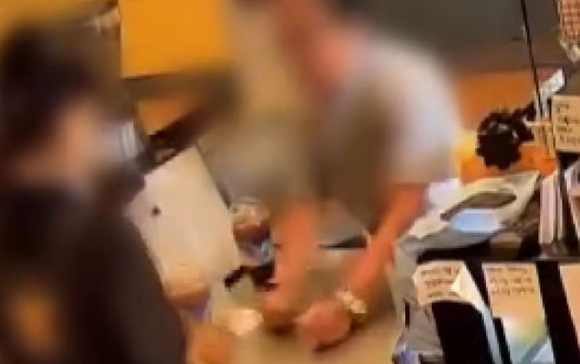 경기 남양주시 한 카페에서 아르바이트생의 얼굴에 뜨거운 커피를 던져 화상을 입힌 남성이 경찰에 붙잡혔다. [사진=JTBC 사건반장 캡처]