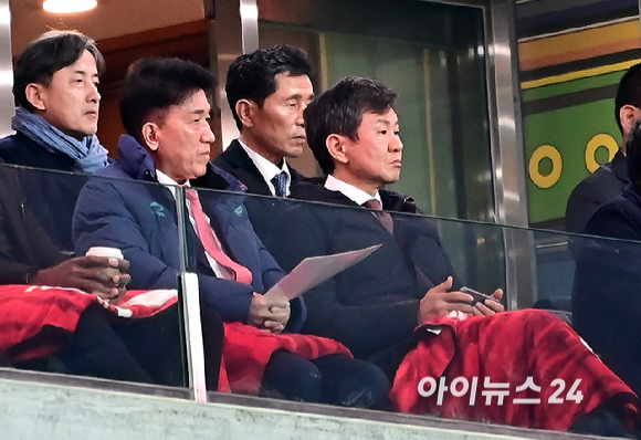 21일 오후 서울 마포구 서울월드컵경기장에서 열린 2026 국제축구연맹(FIFA) 북중미 월드컵 아시아 지역 2차 예선 대한민국과 태국의 경기에서 정몽규 대한축구협회장이 경기를 지켜보고 있다. [사진=곽영래 기자]