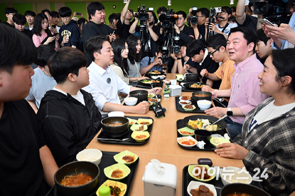 이준석 개혁신당 대선 후보와 안철수 국민의힘 공동선거대책위원장이 21일 경기 성남시 가천대학에서 진행한 '학식먹자 이준석' 행사에서 악수를 나누고 있다. [사진=곽영래 기자]