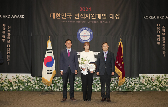 (좌측부터) 김영헌 경희대 교수(심사위원장), 김민정 스마일게이트 인재문화실 실장, 엄준하 한국HRD협회 이사장. [사진=스마일게이트]