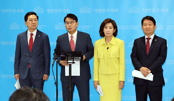  국민의힘 김기현(왼쪽부터), 윤상현, 나경원, 권영진 의원이 1일 국회 소통관에서 권창영 2차 종합특별검사팀과 관련, 야당을 탄압 수사하는 특검이라며 규탄 기자회견을 열고 기자들 질문에 답하고 있다. 2026.7.1 [사진=연합뉴스]