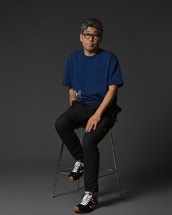김홍선 감독이 넷플릭스 시리즈 '들쥐' 인터뷰에 앞서 포즈를 취하고 있다. [사진=넷플릭스]