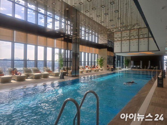 풀만 앰배서더 서울 이스트폴 프리미엄 디럭스룸 전경. [사진=박은경 기자]