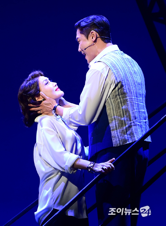 뮤지컬배우 김선영과 김우형이 26일 오후 서울 삼성동 코엑스아티움에서 진행된 뮤지컬 '렘피카' 프레스콜에서 열창하고 있다. [사진=정소희 기자]