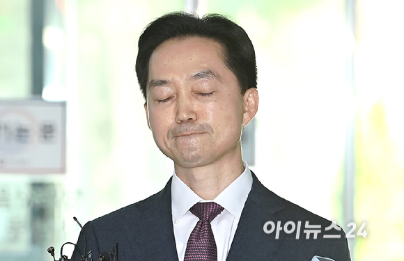 김지용 중대범죄수사청장 후보자가 8일 오후 서울 종로구 정부서울청사 창성동 별관에 마련된 인사청문회 준비단 사무실로 첫 출근하고 있다. [사진=곽영래 기자]