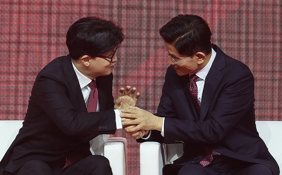 국민의힘 대선 후보로 선출된 김문수 후보(오른쪽)가 지난 3일 경기 고양시 킨텍스에서 열린 국민의힘 전당대회에서 한동훈 후보와 악수하며 손을 잡고 있다. 2025.5.3 [사진=연합뉴스]