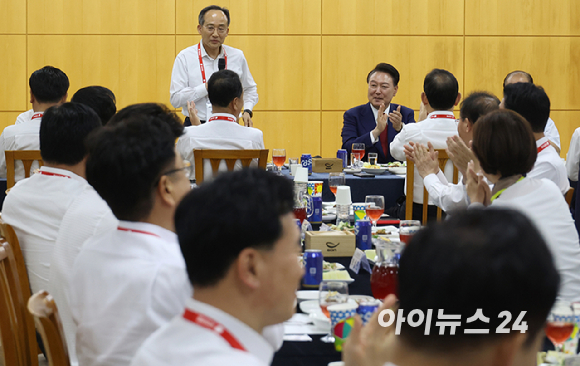 추경호 국민의힘 원내대표가 30일 오후 충남에서 열린 '22대 국민의힘 국회의원 워크숍' 만찬 행사에 입장하며 의원들과 인사를 나누고 있다. [사진=국회사진취재단]