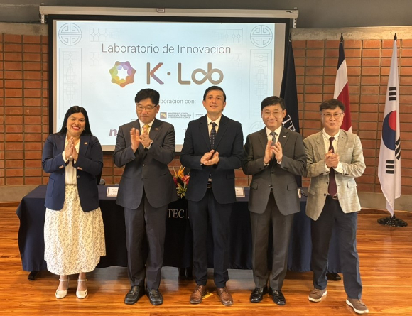 (왼쪽부터) 마리아 에스트라다 산체스 코스타리카 기술대학교(TEC) 총장, 전근석 주코스타리카 대사, 올란도 베가 퀘사다 과학혁신기술통신부 차관, 김득중 정보통신산업진흥원 부원장, 윤영현 명지전문대학 교수가 29일 ‘케이 랩(K-Lab) 코스타리카’ 개소식에서 기념 촬영하고 있다. [사진=NIPA]