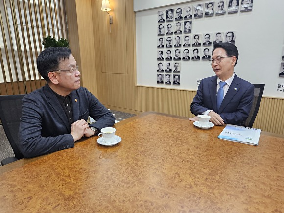 심덕섭 고창군수가 최상목 부총리를 면담하고 있다. [사진=고창군 ]