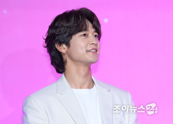 샤이니 민호가 5일 오전 서울 삼성동 인터컨티넨탈 서울 코엑스에서 열린 소녀시대 데뷔 15주년 기념 정규 7집 '포에버 원'(FOREVER 1) 컴백 기자회견에 MC로 참석하고 있다. [사진=정소희 기자]