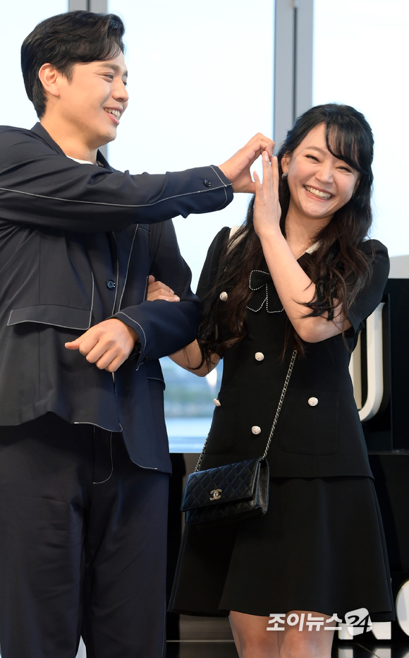 뮤지컬 배우 손준호-김소현 부부가 16일 오후 서울 서초구 잠원동 서울웨이브 아트센터에서 열린 NCT 도재정 스페셜 론칭쇼 'NCT DOJAEJUNG LANCH DAY'에 참석해 포즈를 취하고 있다. [사진=정소희 기자]