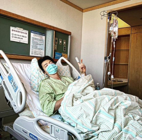 슈퍼주니어 동해가 무릎 수술을 받은 근황을 공개했다. [사진=슈퍼주니어 동해 인스타그램]