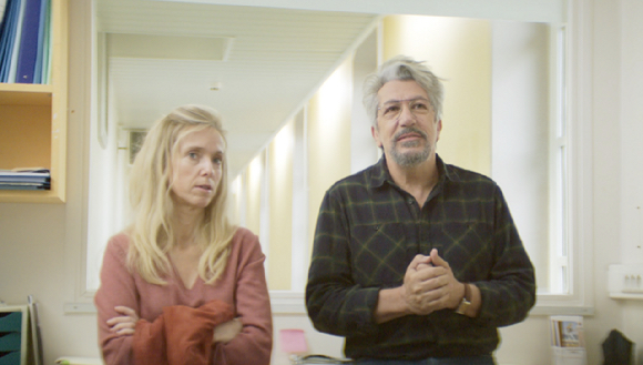 오는 21일 개봉하는 영화 믿거나 말거나, 진짜야 속 주인공 레아 드루케(마리 역&middot;왼쪽)와 알랭 샤바(알랭 역)가 같은 곳을 바라보고 있다. [사진=엠엔엠인터내셔널]