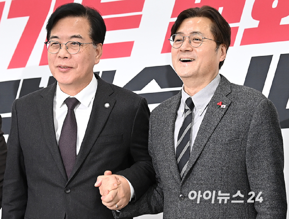 송언석 국민의힘 원내대표가 22일 서울 여의도 국회에서 홍익표 청와대 정무수석을 접견하고 있다. [사진=곽영래 기자]