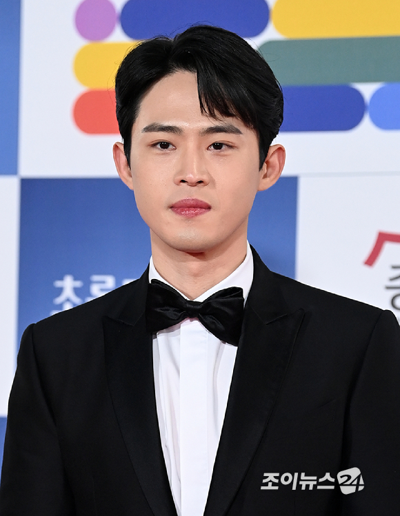 배우 정재광이 26일 오후 서울 영등포구 여의도동 KBS홀에서 진행된 제42회 청룡영화상 레드카펫에 참석해 포즈를 취하고 있다. [사진=김성진 기자]