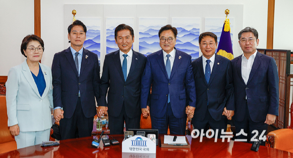 더불어민주당 정청래 신임 대표가 5일 서울 여의도 국회에서 우원식 국회의장을 예방하여 기념촬영을 하고 있다. [사진=곽영래 기자]