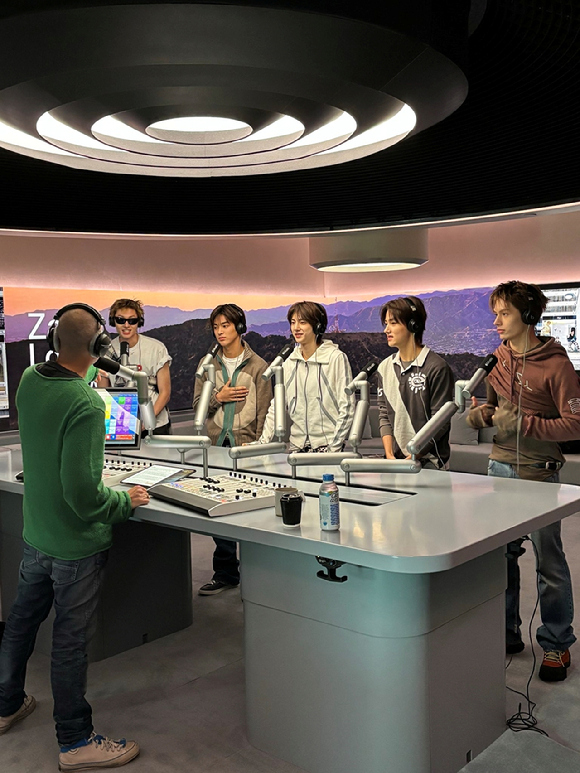 코르티스, 美 &apos;더 제인 로우 쇼&apos; 출연 &quot;스스로 표현하는 방식 즐기는 팀&quot;