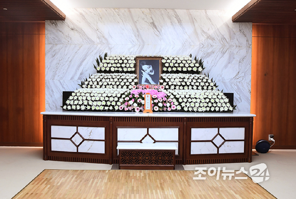 뇌종양으로 투병 중 별세한 배우 윤석화의 빈소가 19일 서울 신촌세브란스병원 장례식장에 마련됐다. [사진=사진공동취재단]