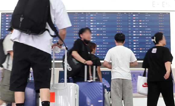 인천국제공항 제1여객터미널 출국장이 해외로 출국하는 여행객들로 붐비고 있다. [사진=연합뉴스]