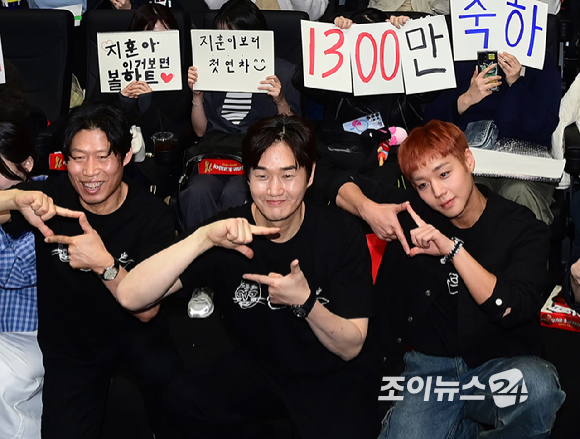 17일 오후 서울 강남구 삼성동 메가박스 코엑스점에서 열린 영화 '왕과 사는 남자' 1,300만 돌파 흥행 감사 무대 인사에서 장항준 감독을 비롯한 배우 유해진, 박지훈, 유지태, 전미도, 김민, 이준혁(막동아재), 김수진(막동어멈), 박지윤(막동이)이 참석하고 있다. [사진=정소희 기자]