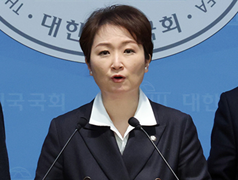 친명계로 분류되는 더불어민주당 이언주&middot;황명선&middot;강득구 최고위원이 23일 국회 소통관에서 정청래 대표의 조국혁신당 합당 제안과 관련해 입장을 밝히고 있다. 2026.1.23 [사진=연합뉴스]