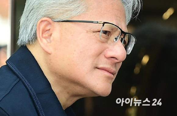젠슨 황 엔비디아 최고경영자(CEO)가 5일 오후 전세기를 통해 서울김포비즈니스항공센터로 입국해 취재진의 질문을 듣고 있다. [사진=정소희 기자]