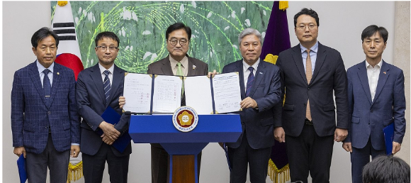 우원식 국회의장과 국회 내 정당 원내대표들이 31일 국회에서 열린 개헌 추진 관련 기자회견에서 각자 서명한 '대한민국 헌법 개정안 합의 서명부'와 '초당적 헌법개정 추진을 위한 국회 선언문'을 공개하고 있다.이날 원내 5개 정당 원내대표는 초당적 헌법 개정안 추진에 합의해 서명했다. 지방 일정 중인 기본소득당 용혜인 대표는 뜻을 같이하기로 했다고 우원식 의장은 밝혔다. 국민의힘은 헌법개정에 반대해 이날 합의서에 서명하지 않았다. (왼쪽부터) 진보당 윤종오 원내대표, 더불어민주당 한병도 원내대표, 우원식 의장, 조국혁신당 서왕진 원내대표, 개혁신당 천하람 원내대표, 사회민주당 한창민 대표. [사진=연합뉴스]