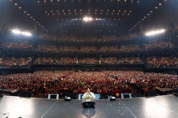배우 지창욱이 일본 도쿄 가든 시어터(TOKYO GARDEN THEATER)에서 크리스마스이브 기념 팬미팅을 개최하고 팬들을 만나고 있다. [사진=스프링컴퍼니]