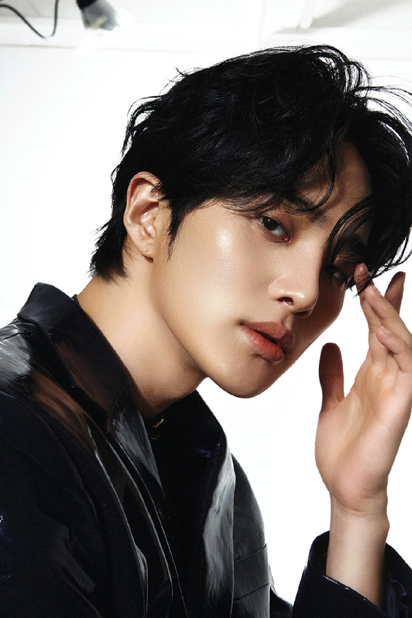 유현우 디지털 싱글 'No control' 앨범 커버. [사진=레드블랙엔터테인먼트, 스튜디오제이와이]