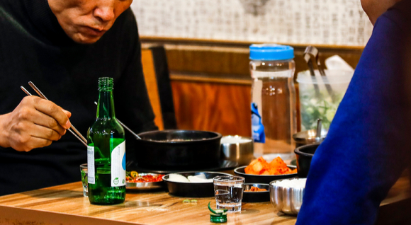 서울시내 한 음식점에서 손님들이 식사를 하고 있다. 소주는 지난해 주정값과 병뚜껑 가격이 오른 데 이어 올해는 빈병 가격까지 인상됐다. [사진=뉴시스]