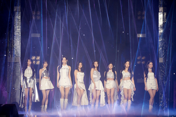 프로미스나인이 지난 27일과 28일 양일간 서울 중구 장충체육관에서 열린 콘서트&lsquo;2024 fromis_9 concert &lsquo;FROM NOW.&rsquo;에서 무대를 펼치고 있다. [사진=플레디스엔터테인먼트]