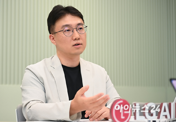 이진식 LG AI연구원 엑사원 랩장이 21일 오후 서울 강서구 LG AI연구원 본사에서 아이뉴스24와 인터뷰를 하고 있다. [사진=곽영래 기자]