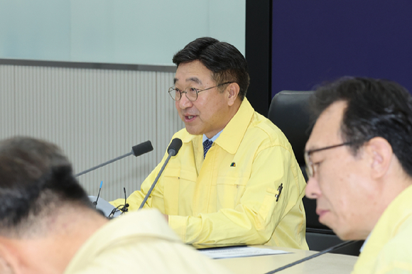 국가정보자원관리원 대전 본원 화재로 전산망 마비 사태가 나흘째 이어진 지난달 29일 서울 종로구 정부서울청사 출입구에 모바일 출입증 사용 불가 안내문이 붙어 있다. [사진=연합뉴스]