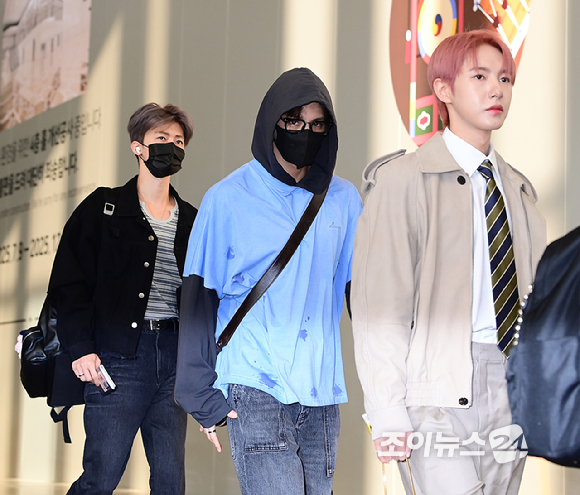 그룹 NCT 드림이 해외 일정을 위해 8일 오전 김포국제공항을 통해 일본으로 출국하고 있다. [사진=정소희 기자]