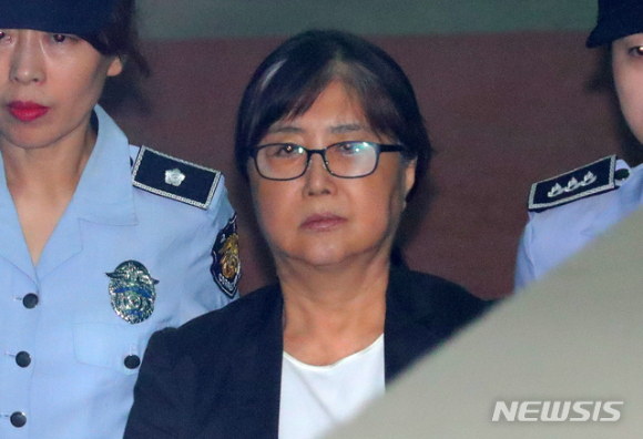 최서원(개명 전 최순실)씨가 JTBC를 상대로 억대의 손해배상 청구 소송을 제기했다. 사진은 최서원씨. [사진=권준영 기자]